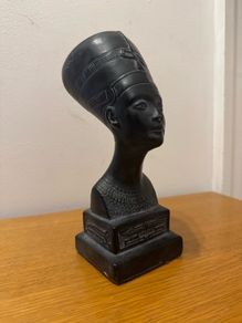 Small Nefertiti statuette