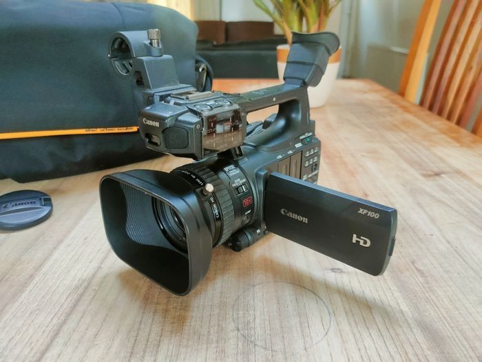 Canon XF100 Professional Camcorder with 10x HD Video lens, Compact Flash (CF) Recording
