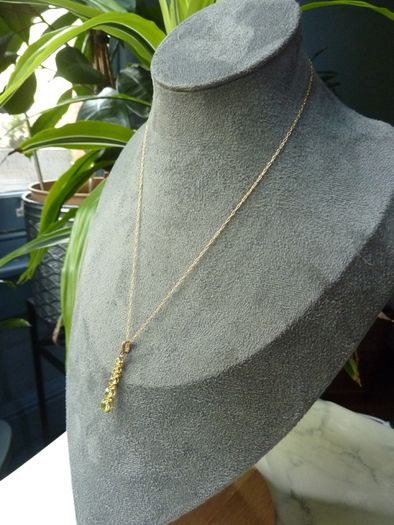 9ct Gold Graduated Peridot Pendant Necklace. 16 inch Chain Hallmarked 375