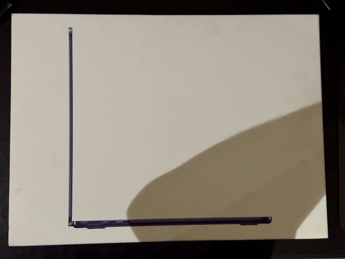13 Inch Apple M2 Macbook AIR. Midnight Blue, 16/256 GB. Like new condition