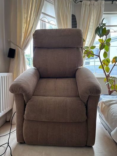 Dual motor riser recliner armchair