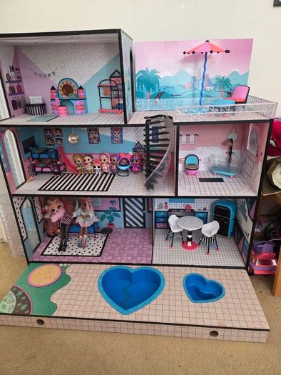 LOL Dolls house including Lol dolls and all furniture
