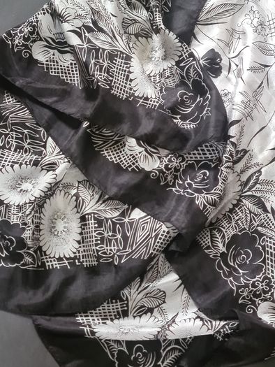 100% Pure Silk Scarf XL 108x108cm Black White Floral Print Vintage Style Square Shawl Wrap