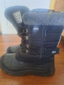 Walking snow boots