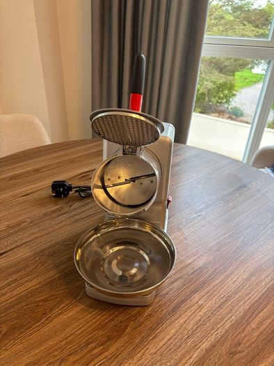 LEONEBEBE Electric Ice Crusher / Shaved Ice Machine