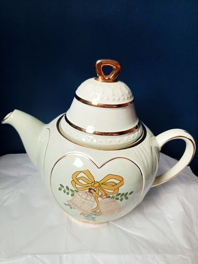 Vintage SylvaC Ware Festive Teapot