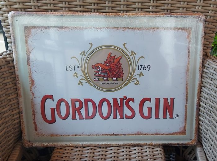 Gordons gin tin sign