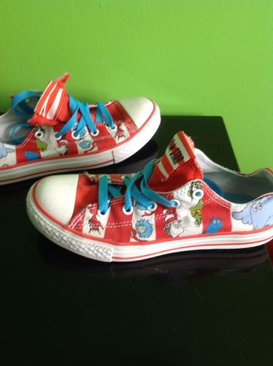 Cat in the hat converse bought in Universal studios size 3.5