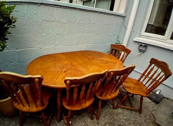 Solid Oak Dining Table & 6 Matching Chairs. Timeless Farmhouse Style