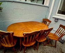 Solid Oak Dining Table & 6 Matching Chairs. Timeless Farmhouse Style