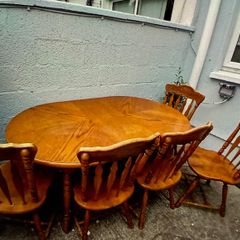 Solid Oak Dining Table & 6 Matching Chairs. Timeless Farmhouse Style