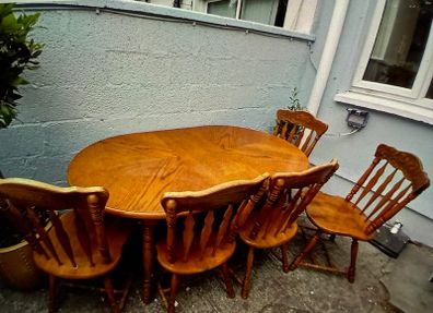 Solid Oak Dining Table & 6 Matching Chairs. Timeless Farmhouse Style
