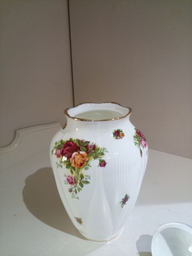 CHELSEA VASE 22cm 8.75" Royal Albert Old Country Roses Bone China