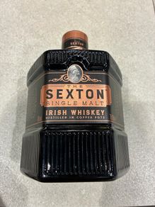 Sexton whiskey empty bottle Guinness beer Official pint Glasses