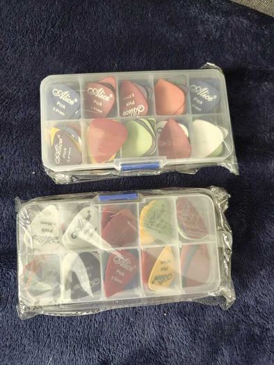 2 Guitar Picks/Plectrums Set