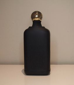 Bottle/carafe in leather-like material
