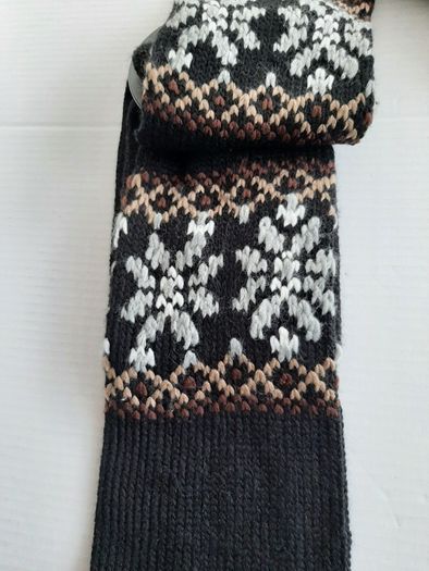 New black scarf lovely design each end tag attached