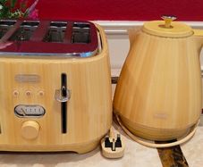 DeLonghi kettle and Toaster set