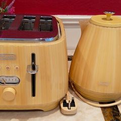 DeLonghi kettle and Toaster set