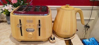 DeLonghi kettle and Toaster set