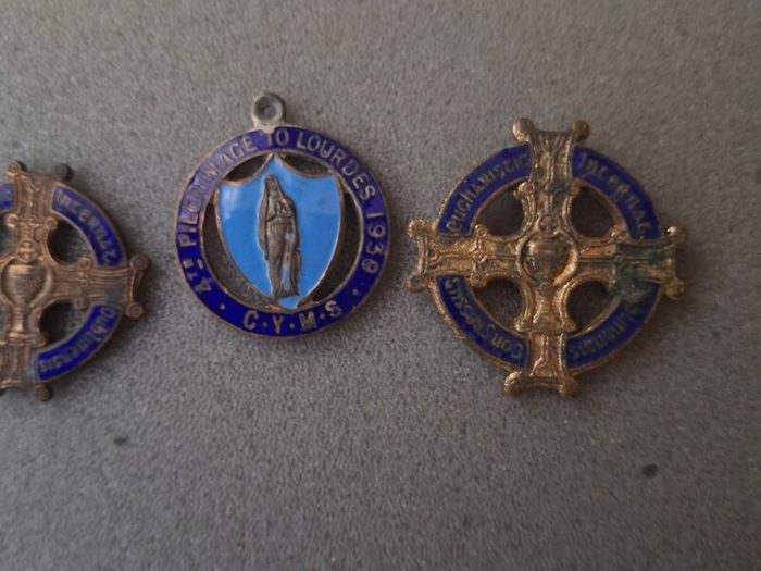 Vintage 2x  Religious Eucharistic Congress Badges 1932 & A 1939 Y.m.c.a. 4th Pilgrimage To Lourdes  Medal