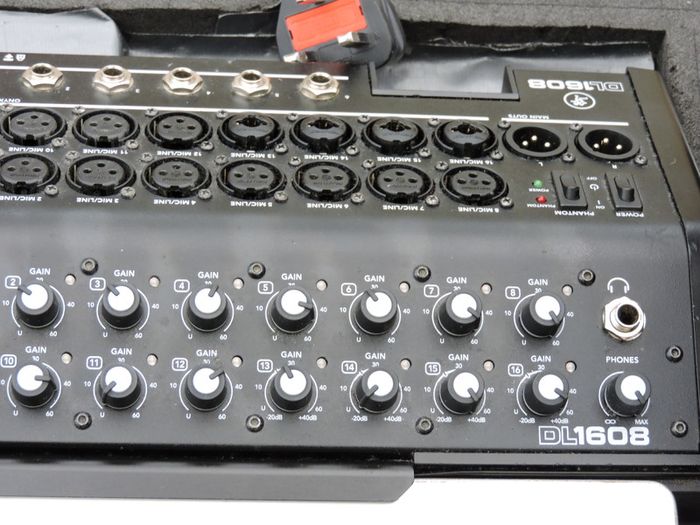 Mackie DL1608 16-Channel Digital Live Sound Mixer