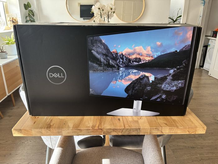 Dell monitor - excellent condition with original box and cables