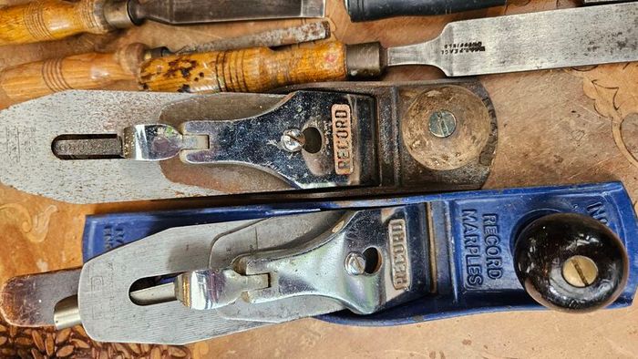 Lot of woodworking tools, incl. planes and chisels