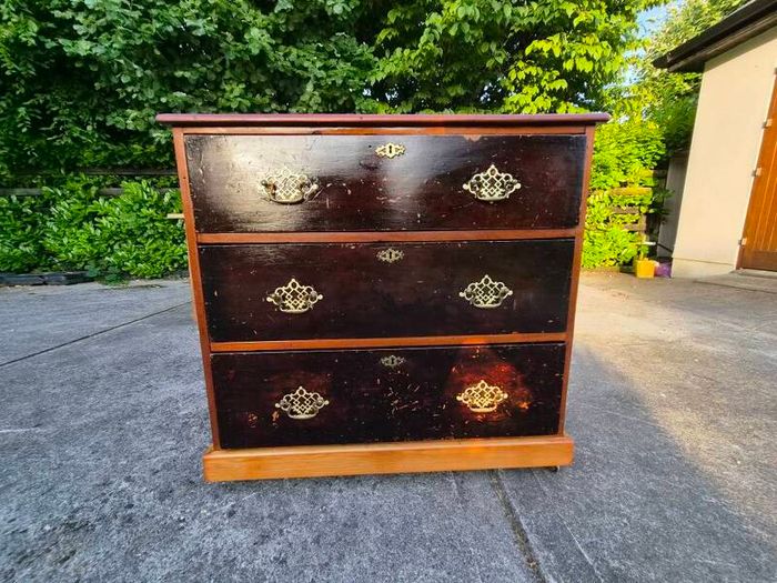 Chest of drawers