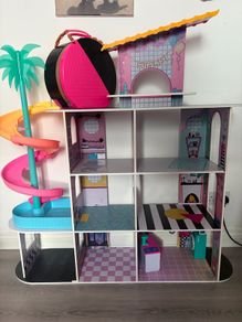 Lol doll house and acc.