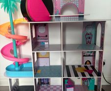 Lol doll house and acc.