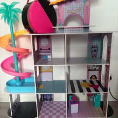 Lol doll house and acc.