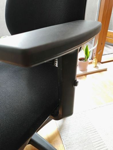 Ergonomic desk chair
