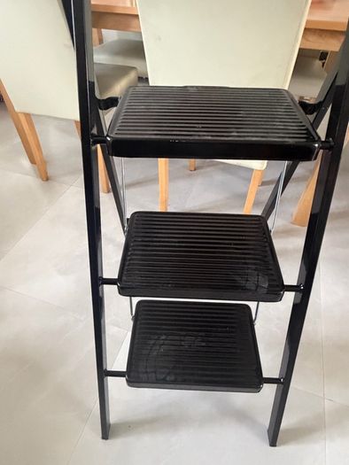 3 tread step ladder with tool tray