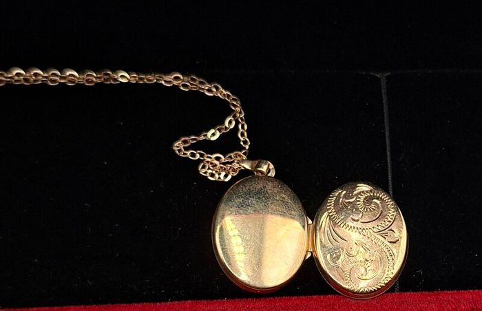 Vintage 9ct yellow gold locket necklace