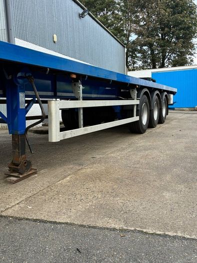 Flat trailer