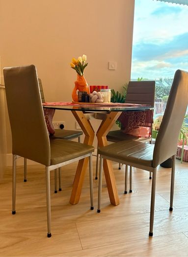 4 kitchen chairs - excellent condition