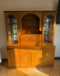 Traditional Oak Dresser Display Cabinet/ Dresser with hutch