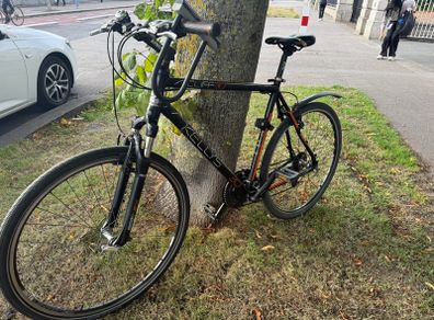 Cube Hybrid Bike 28" 700x35C Shimano Mudguards Lock