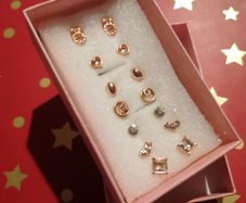 Set of 7 stud earrings