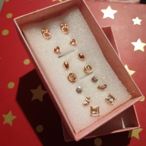 Set of 7 stud earrings