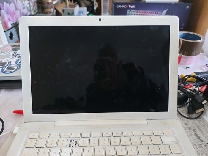 Another vinyage Apple MacBook, has an account, no Battery or charger, no 4 key missing, in very good condition otherwise