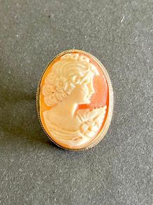 Antique Gold Cameo Brooch
