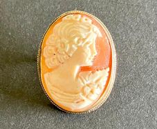 Antique Gold Cameo Brooch