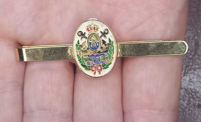 Vintage jewelry is sold individually for 5 to 10 euros