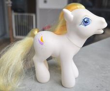 Flutterbutter (2) Flutter Butter Toys R Us USA Exclusive with Brush MLP G3 My Little Pony 2002
