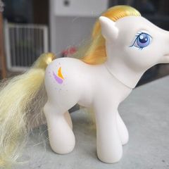 Flutterbutter (2) Flutter Butter Toys R Us USA Exclusive with Brush MLP G3 My Little Pony 2002