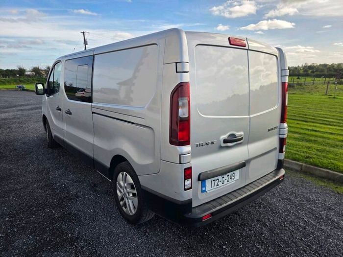 Renault trafic crew cab van