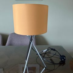 Tripod table lamp with shade