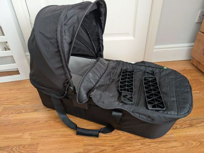 Baby jogger carrycot / bassinet for double buggy